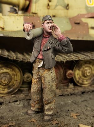 S2KW094 - German tank man with shell
